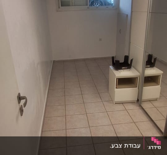 חדר צבוע בלבן נקי ללא ריהוט לאחר עבודת צביעה